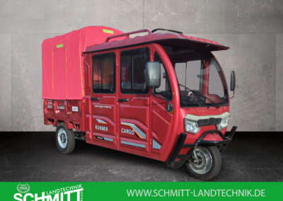 Dreiviertelansicht vorne links des roten Doppelkabiner mit geschlossenem Planenaufbau