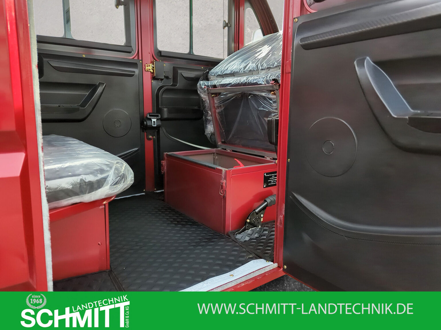 Rücksitzansicht im roten Modell, Blick durch geöffnete Tür