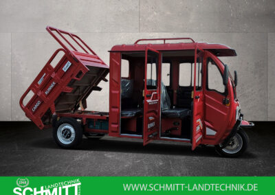 Seitenansicht links des roten Doppelkabiner mit hochgeklappter Ladefläche und offenen Türen