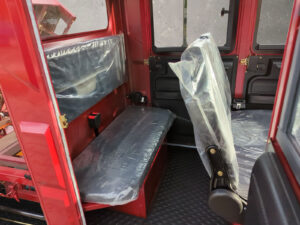 Innenansicht der Rückbank in Rot im Cargo Runner Doppelkabiner