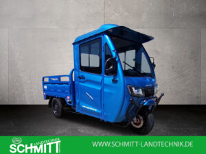 Dreiviertel-Ansicht des Cargo Runner Mega in Blau mit Kabine und Ladefläche