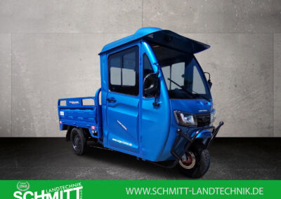 Dreiviertel-Ansicht des Cargo Runner Mega in Blau mit Kabine und Ladefläche