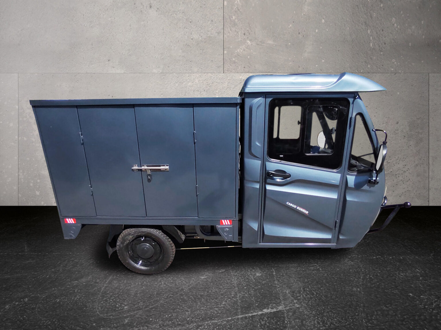 Seitenansicht des Cargo Runner Mega in Grau mit geschlossener Ladebox