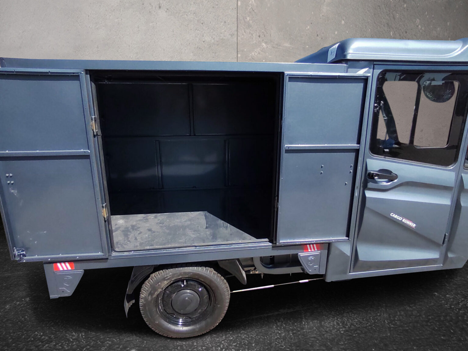 Seitenansicht des Cargo Runner Mega in Grau mit offener Ladebox