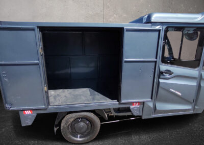 Seitenansicht des Cargo Runner Mega in Grau mit offener Ladebox