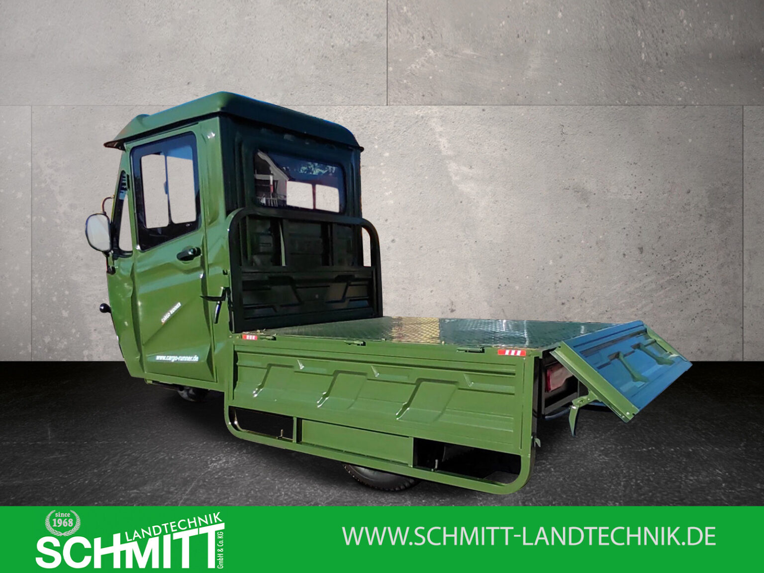 Seitenansicht des Cargo Runner Mega in Militärgrün mit offenen Ladeflächeklappen