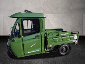 Seitenansicht des Cargo Runner Mega in Militärgrün mit Ladefläche