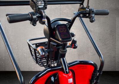 Schrägaufnahme von vorne rechts auf den Lenker