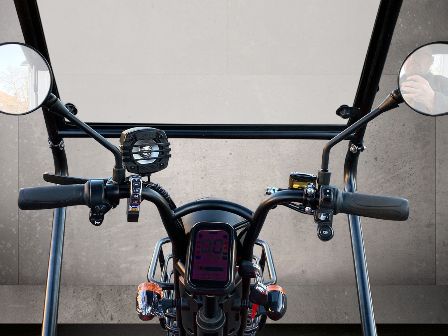 Nahaufnahme von Lenker und Spiegel des Cargo Runner Passenger