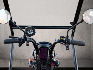 Nahaufnahme von Lenker und Spiegel des Cargo Runner Passenger