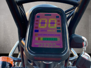 Nahaufnahme des digitalen Tachos im Display des Cargo Runner Passenger