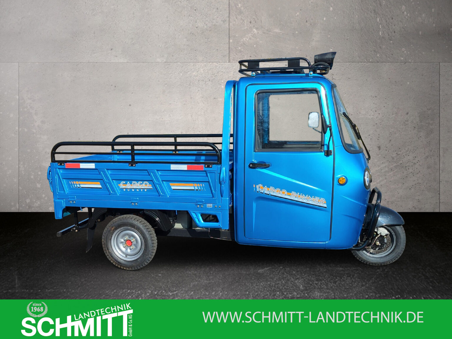 Seitenansicht links des Voltina mit geschlossener Ladefläche und Retro-Karosserie