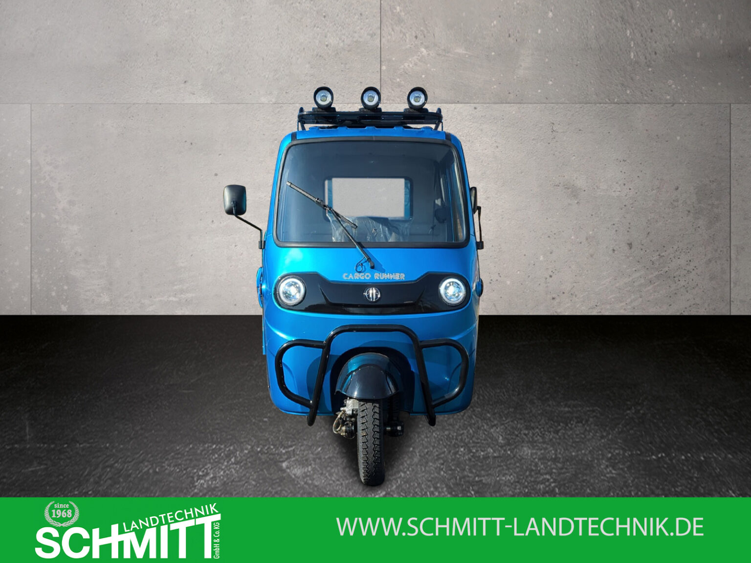 Frontalansicht des Cargo Runner Voltina in Blau mit geschlossener Fahrerkabine