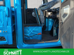 Sichtbare Sitzfläche und Bodenverkleidung in Blau