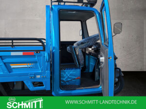 Geöffnete Fahrertür mit Einblick in den Innenraum des blauen Voltina