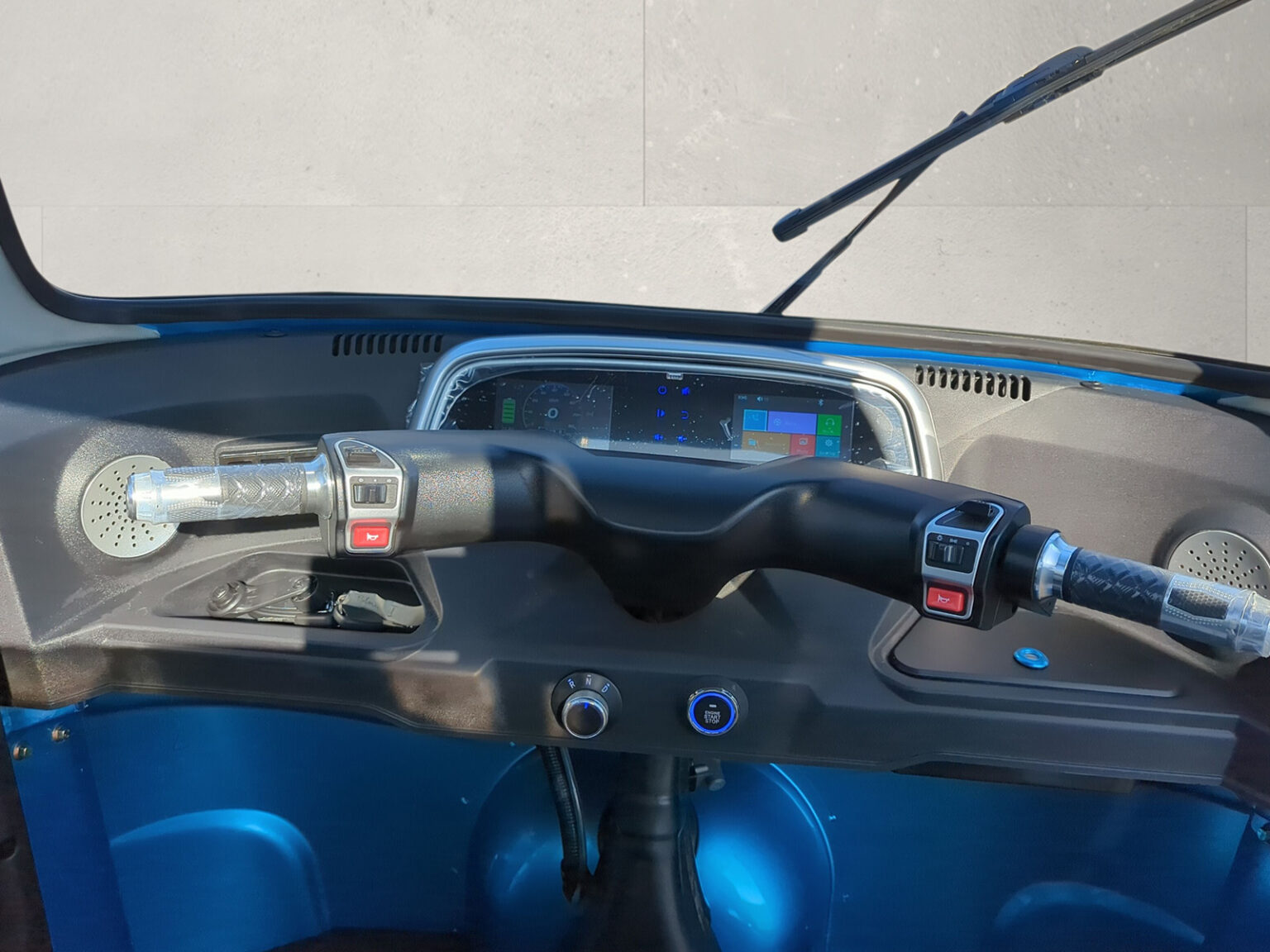 Cockpitansicht mit Lenkrad und Armaturenbrett im blauen Voltina