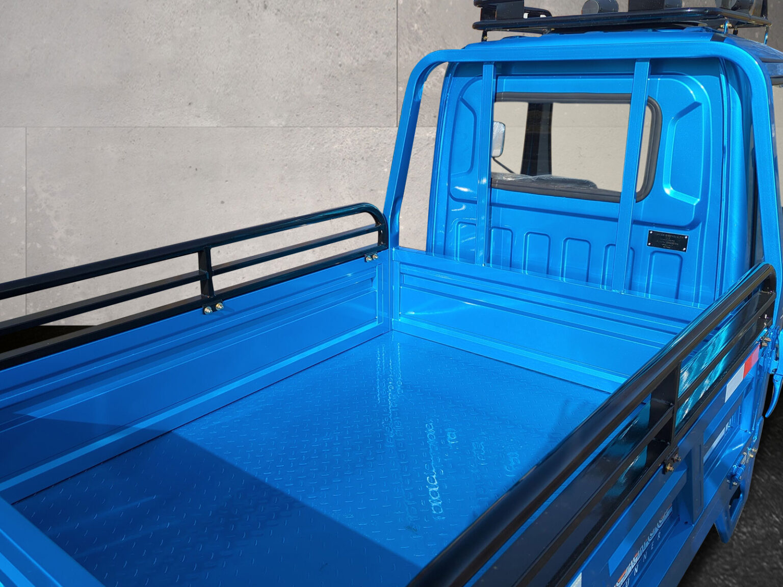 Ladefläche des Cargo Runner Voltina in Blau mit geöffneten Bordwänden, fotografiert von schräg oben