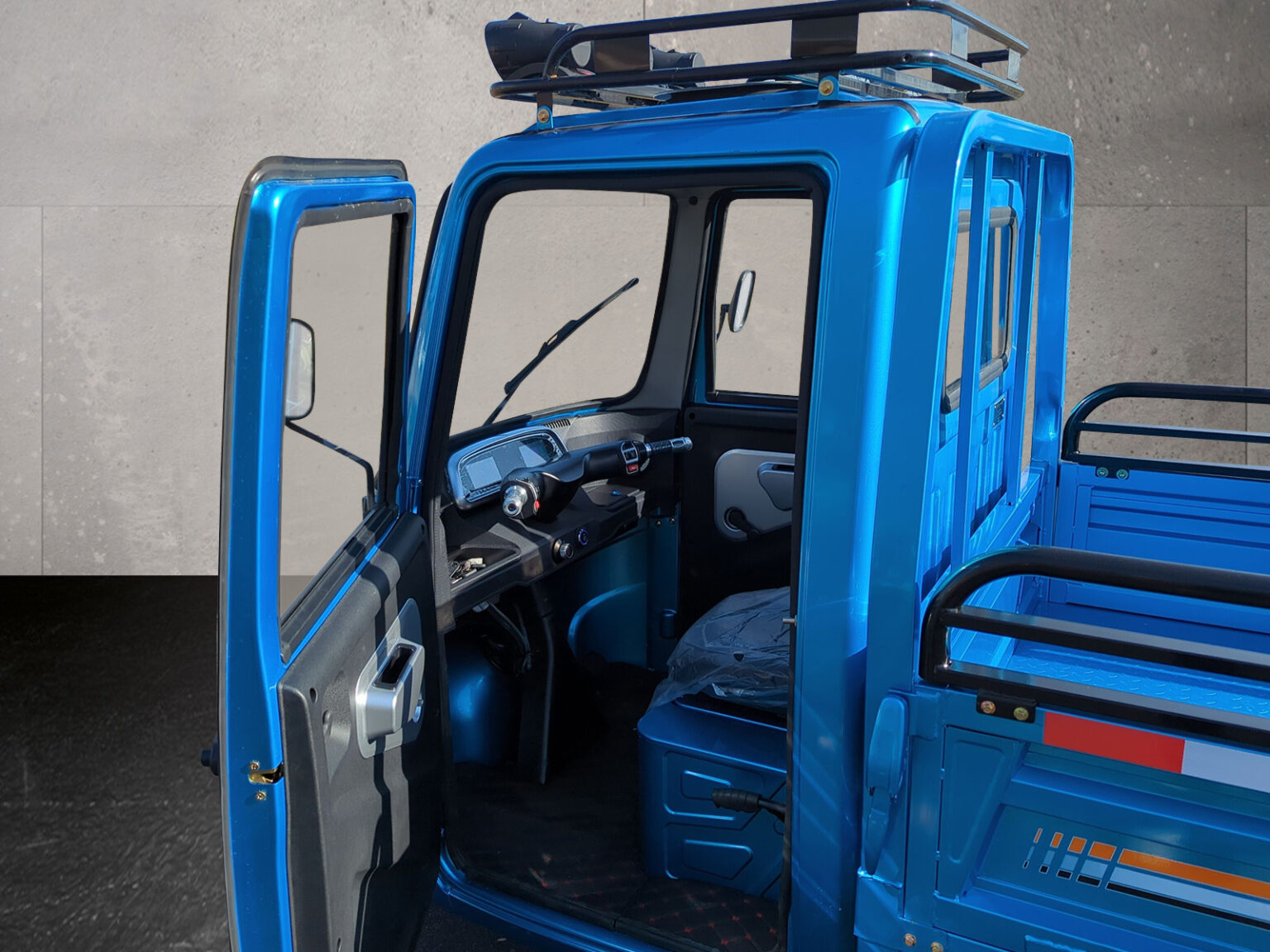 Innenansicht der geöffneten Fahrertür im Voltina in Blau