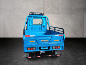 Heckansicht des blauen Cargo Runner Voltina mit geschlossener Ladefläche