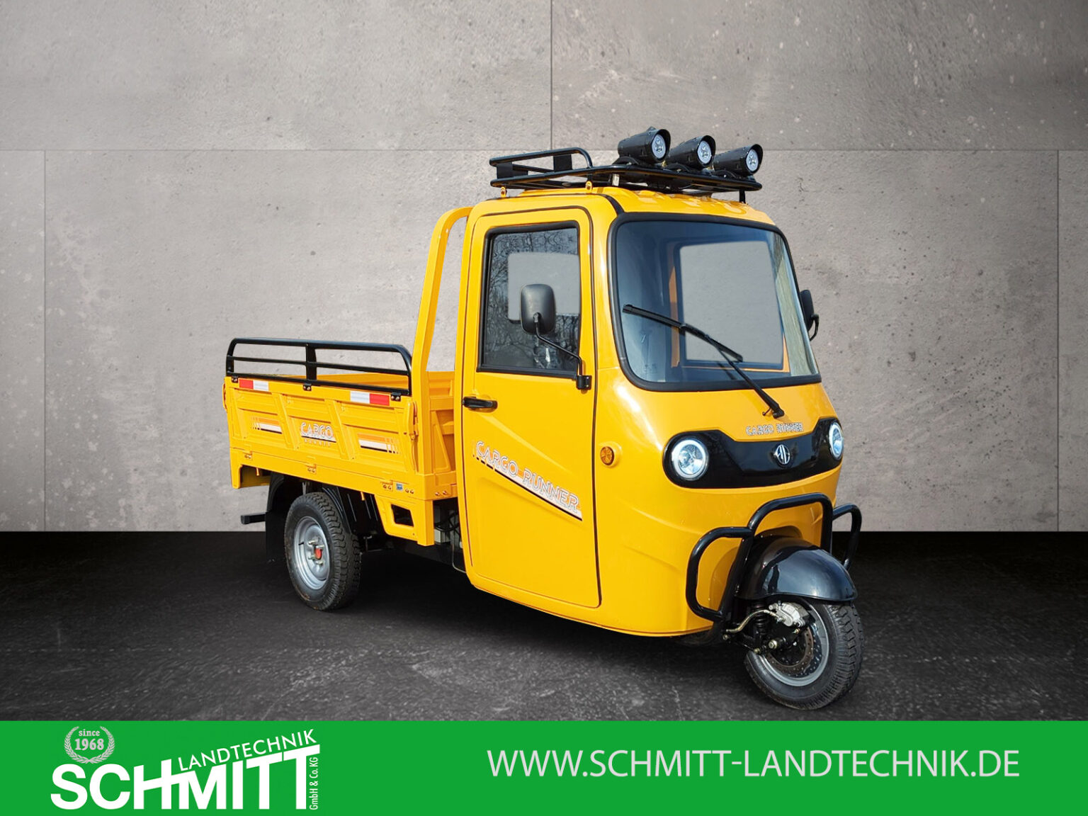 Dreiviertel-Frontansicht des Voltina in Gelb mit Dachträger und Fernscheinwerfern