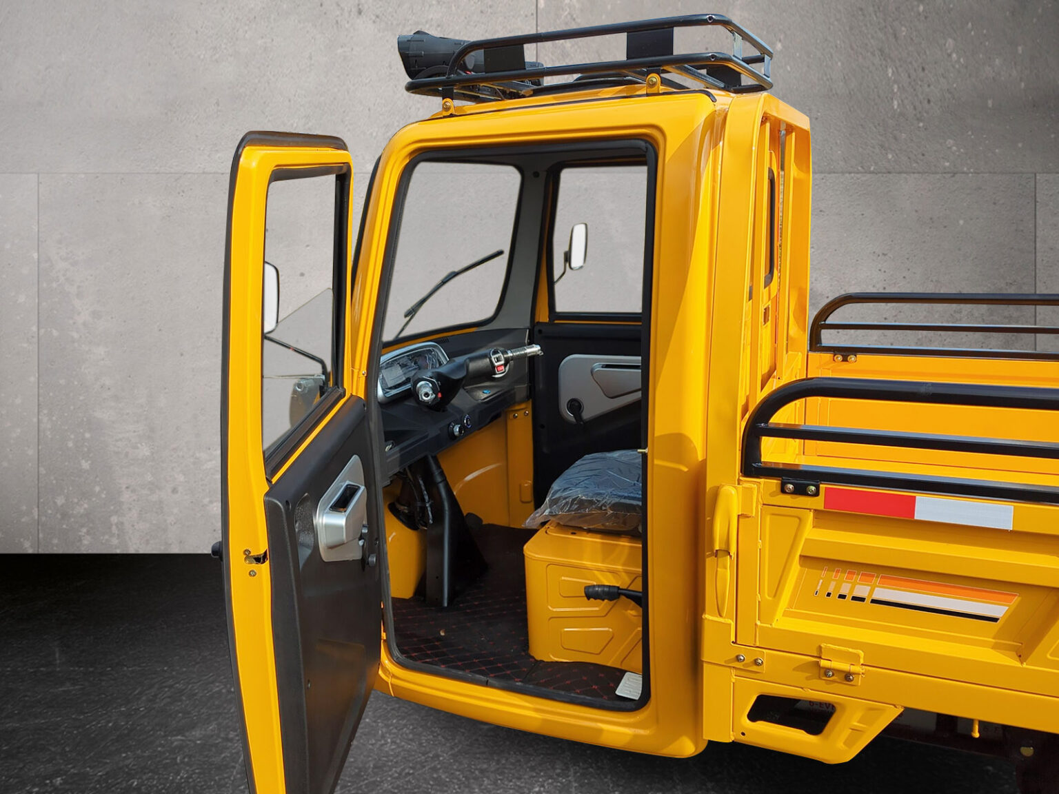 Fahreransicht bei geöffneter Tür in Gelb mit Innenraum und Sitz