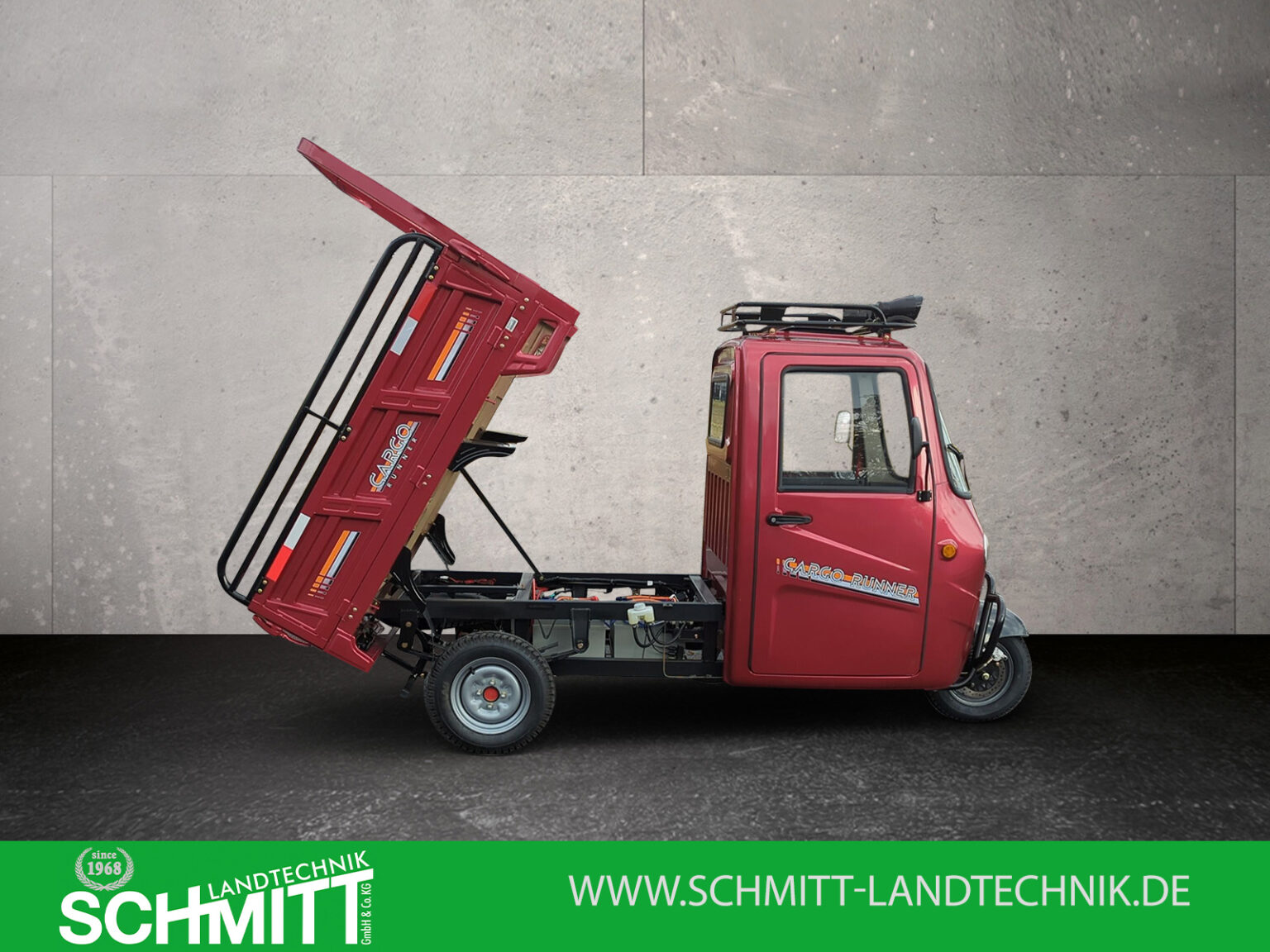 Seitenansicht des Cargo Runner Voltina in Rot mit gekippter Ladefläche
