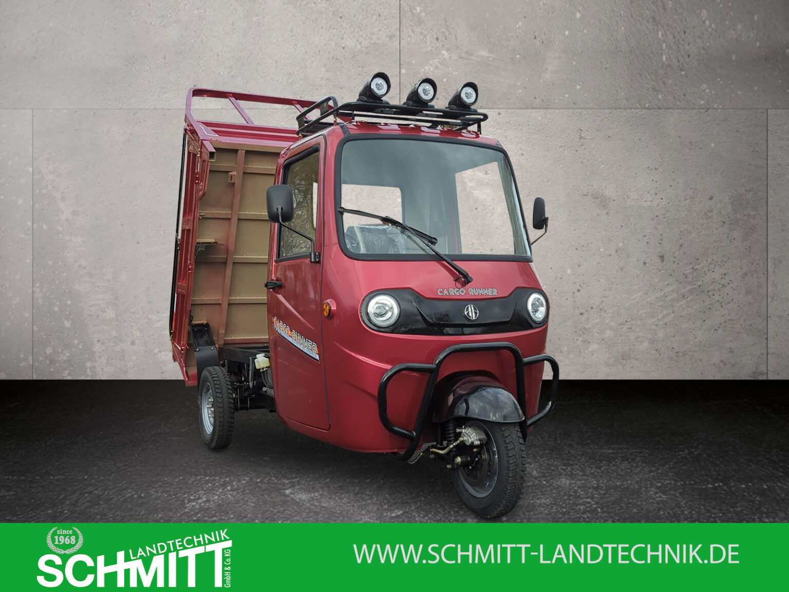 Kippfunktion der roten Ladefläche mit geöffnetem hinterem Aufbau