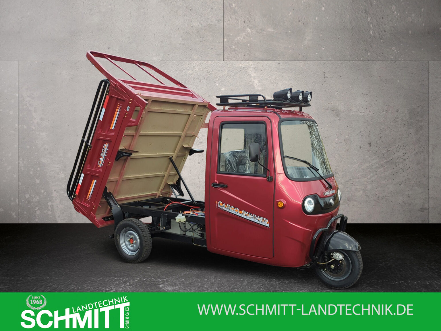 Seitenansicht mit gekippter Pritsche des Cargo Runner Voltina