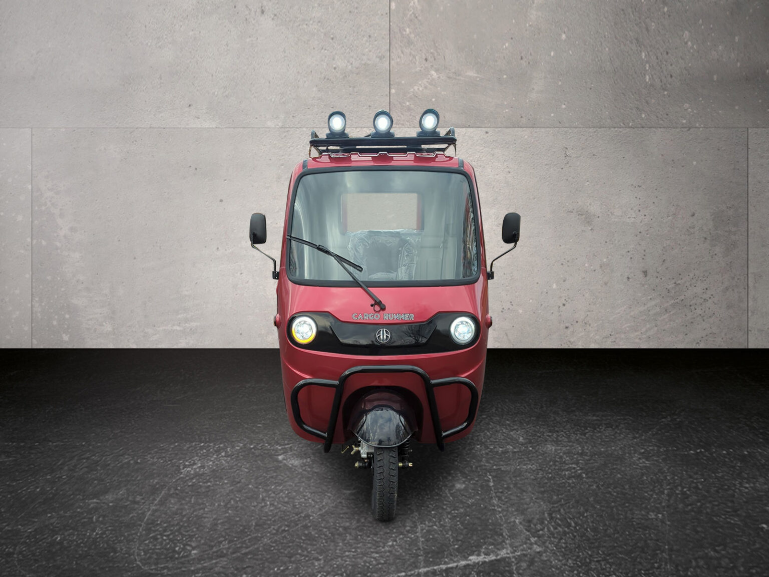 Frontalansicht des Cargo Runner Voltina in Rot mit Dachscheinwerfern