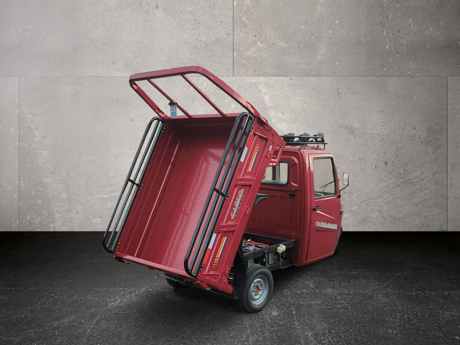 Blick auf die gekippte Ladefläche des roten Voltina