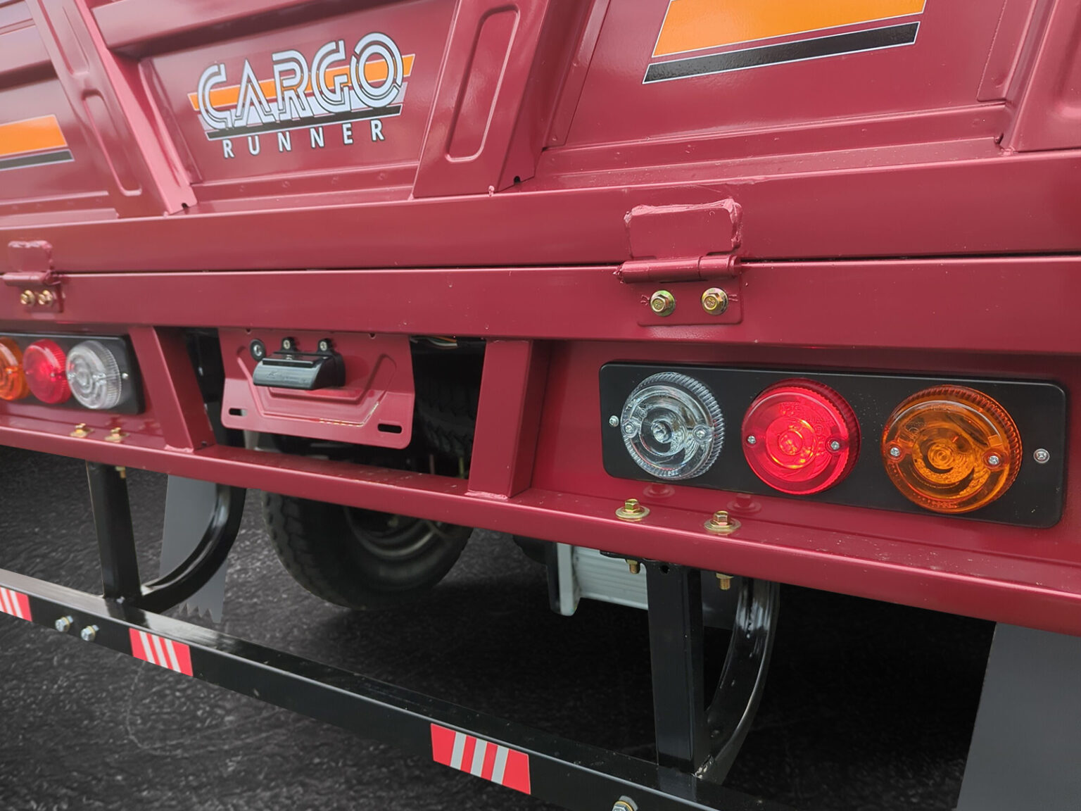 Rückansicht des Voltina in Rot mit Logo und Rückleuchten im Fokus