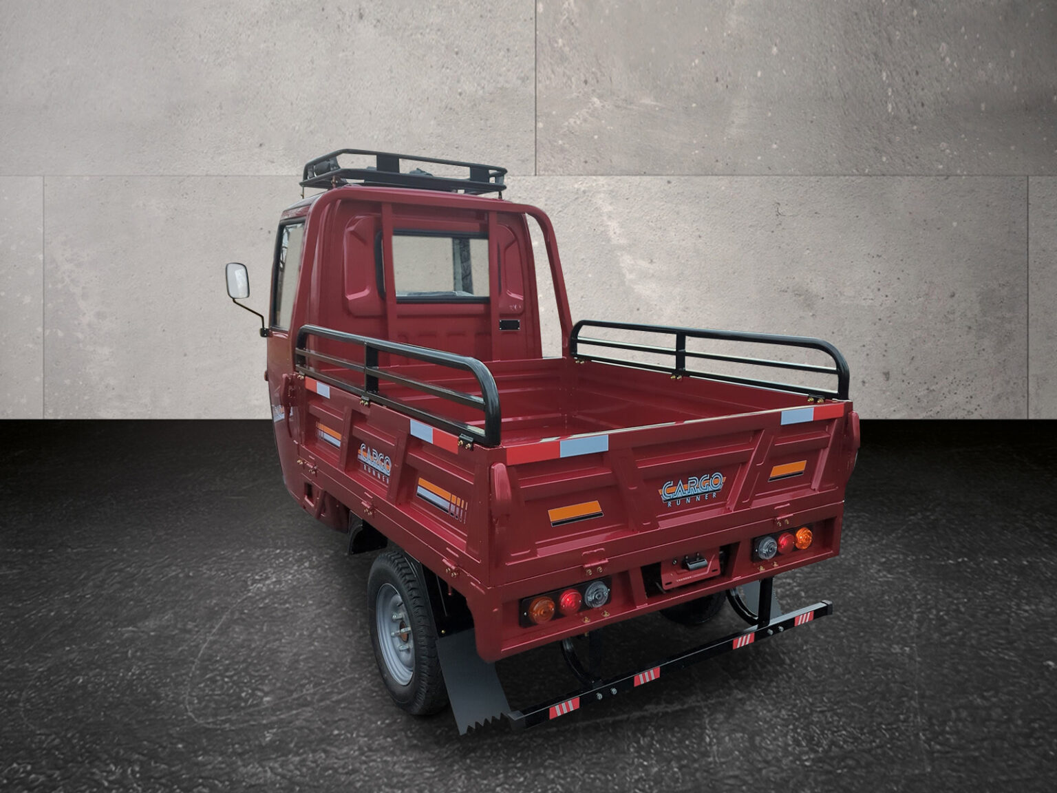 Heckansicht des Cargo Runner Voltina in Rot mit geschlossener Bordwand