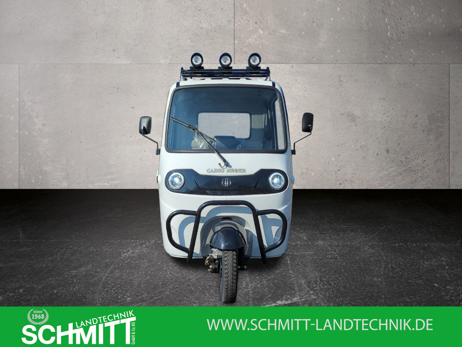 Frontalansicht des Cargo Runner Voltina in Weiß mit Dachscheinwerfern