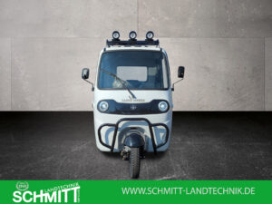 Frontalansicht des Cargo Runner Voltina in Weiß mit Dachscheinwerfern