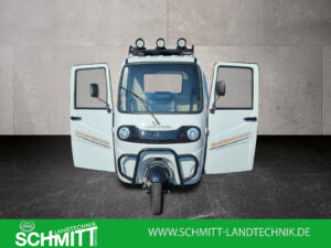 Frontalansicht mit geöffneten Türen und sichtbarem Innenraum des Voltina in Weiß