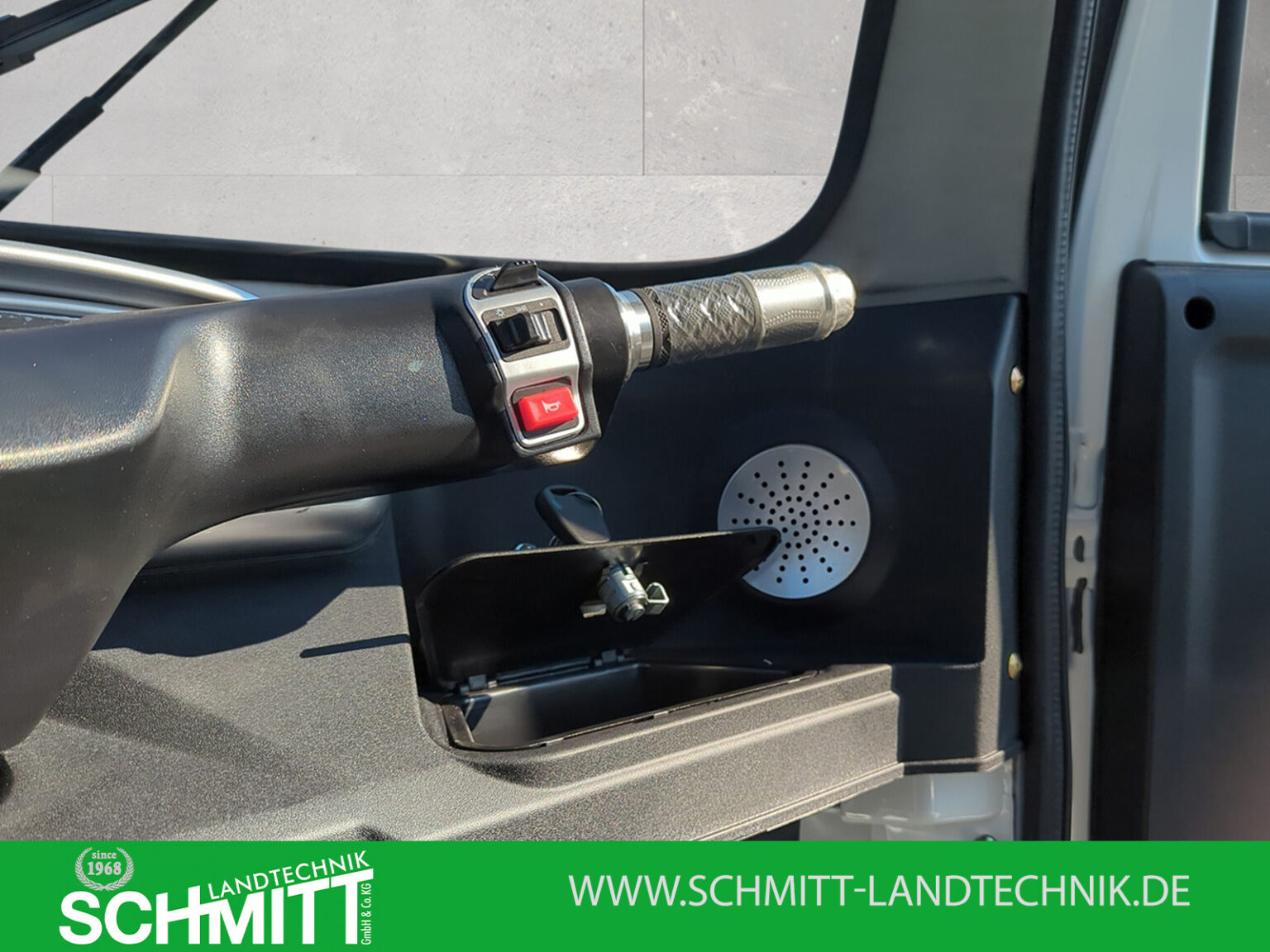 Ansicht des Innenraums mit Blick auf Schaltknauf und Bedienelemente