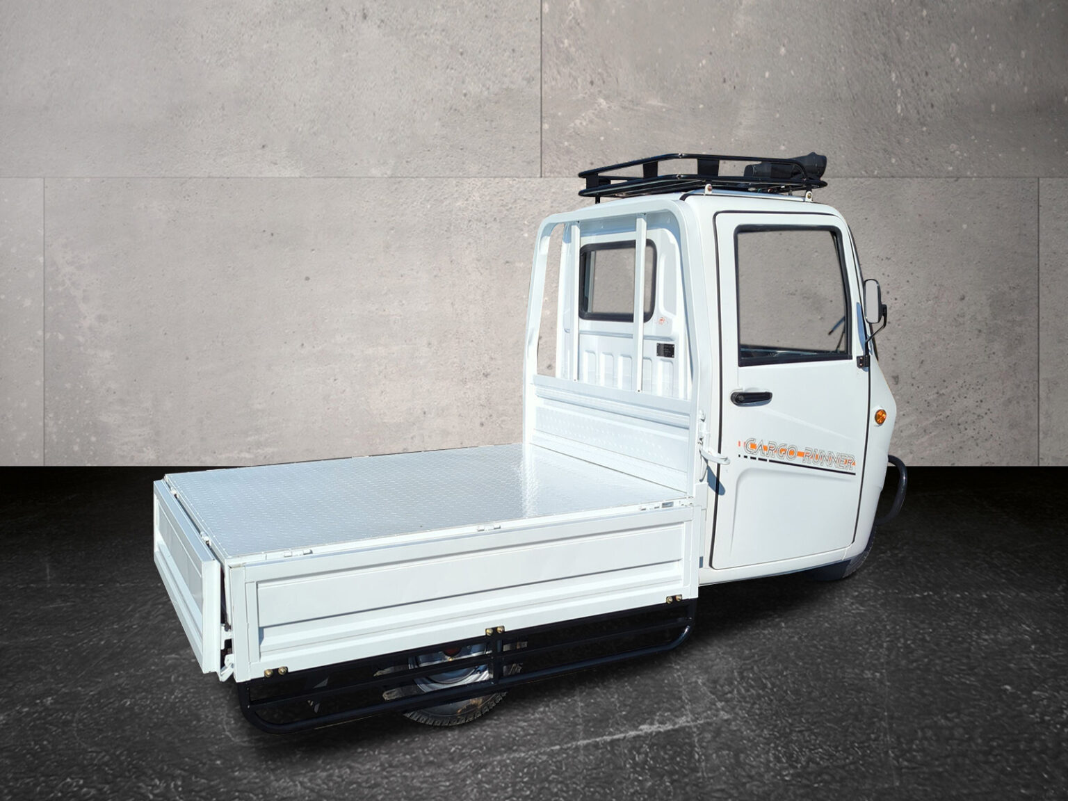 Dreiviertel-Heckansicht links mit leerer Ladefläche des Voltina in Weiß