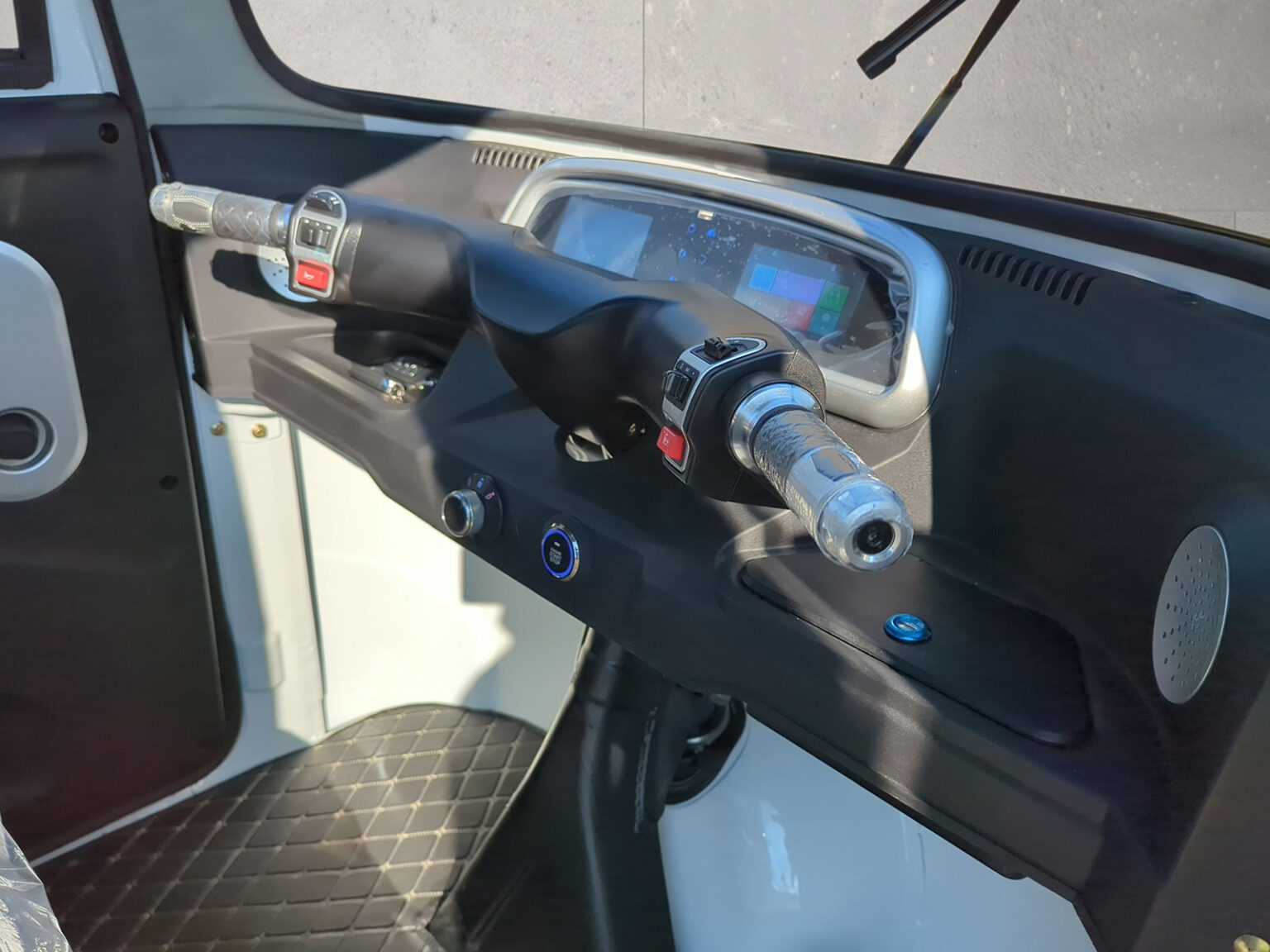 Innenansicht der Fahrerseite mit Armaturenbrett und Lenkrad