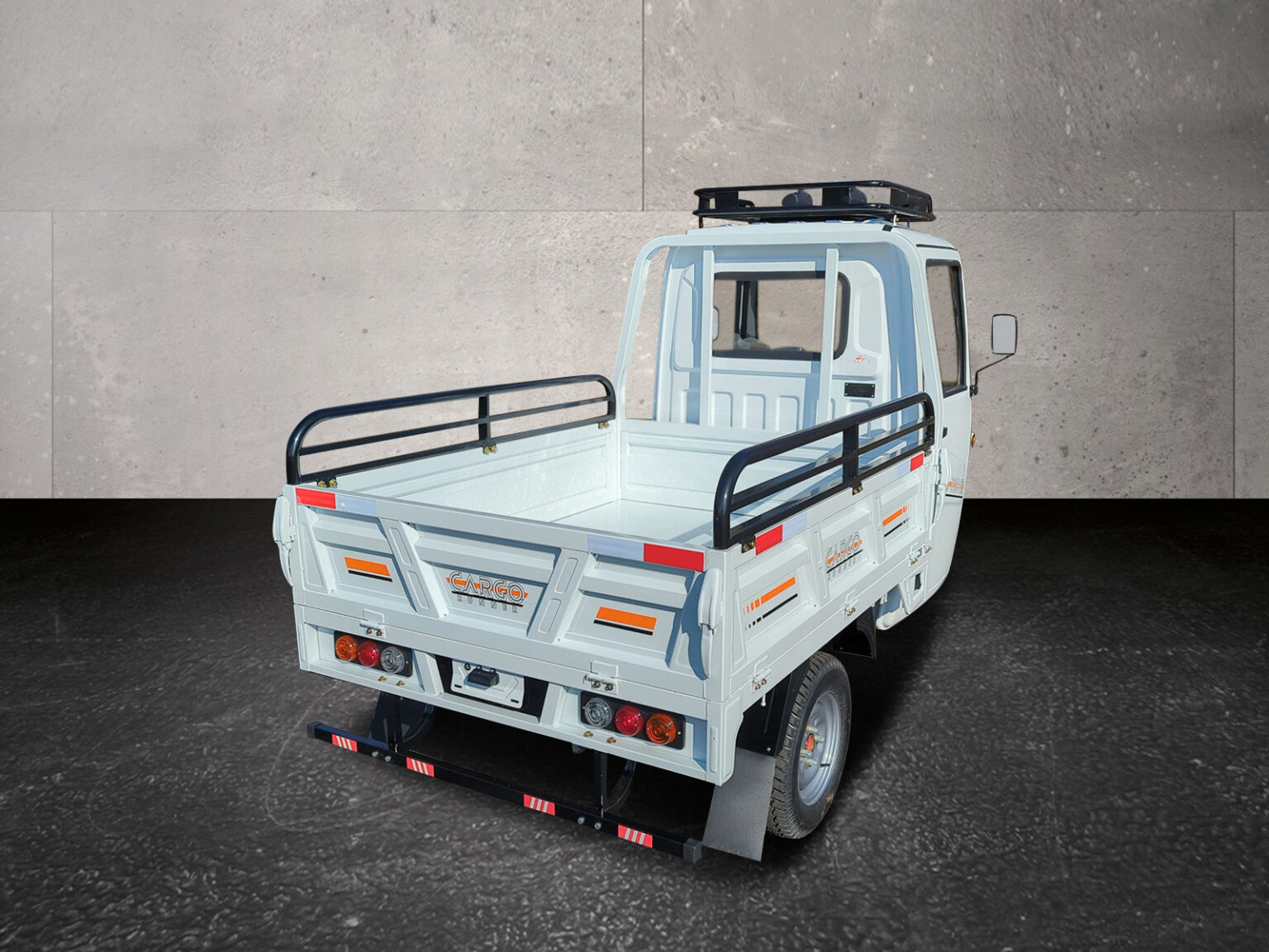 Rechte Seitenansicht mit Blick auf Ladefläche und Kabine