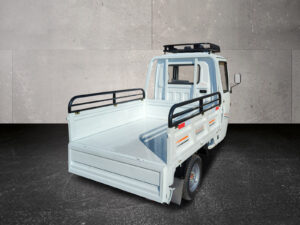 Heckansicht schräg links mit geöffneter Pritsche des Cargo Runner Voltina Weiß