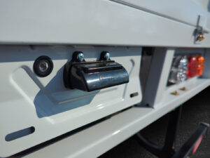 Nahaufnahme eines Ladesteckers an der Ladebordwand des Cargo Runner Voltina