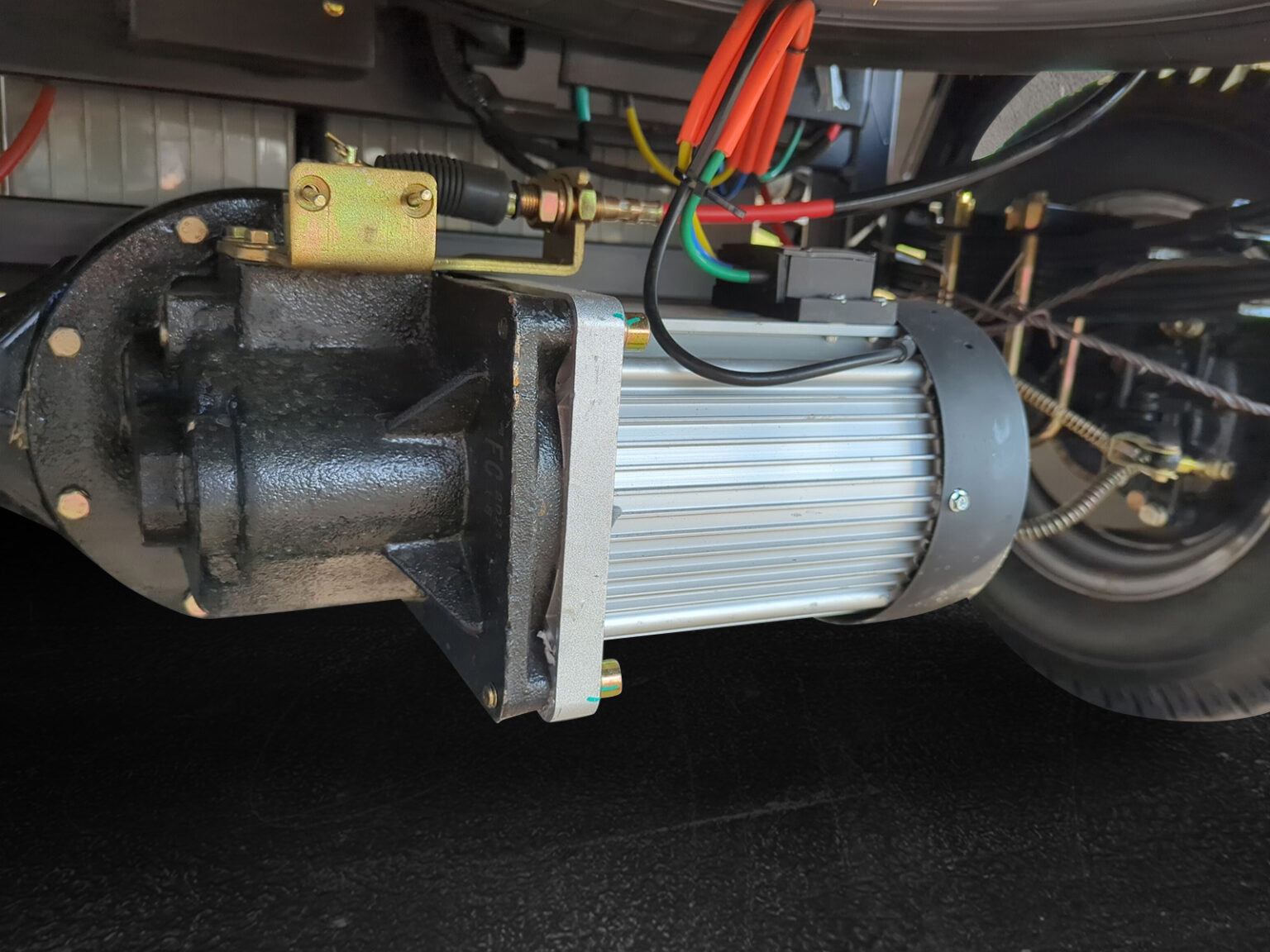 Detailaufnahme des Elektromotors im Unterboden des Voltina